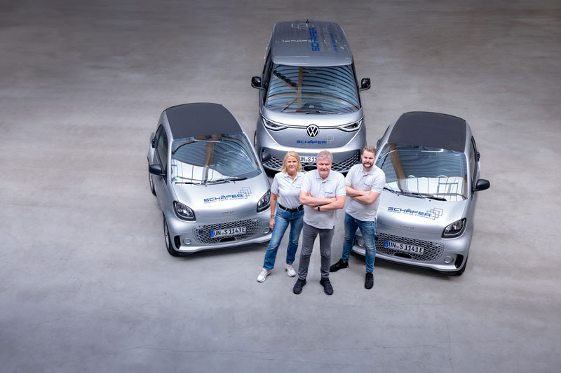 Familie Schäfer und einige der neuen Elektrofahrzeuge