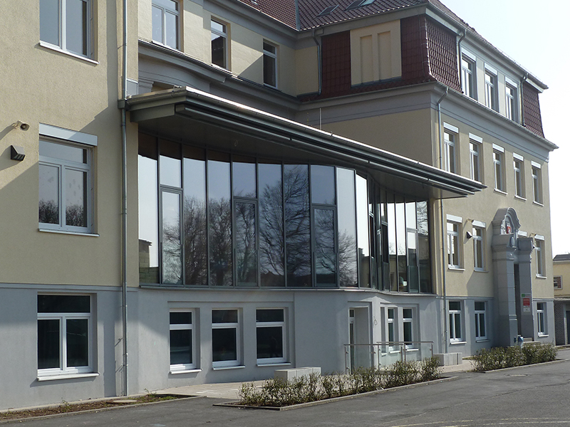 Barbara-Schule, Ahlen: Holz-Aluminium-Fassade in Wellenform, Absturzsicherung in Glas
