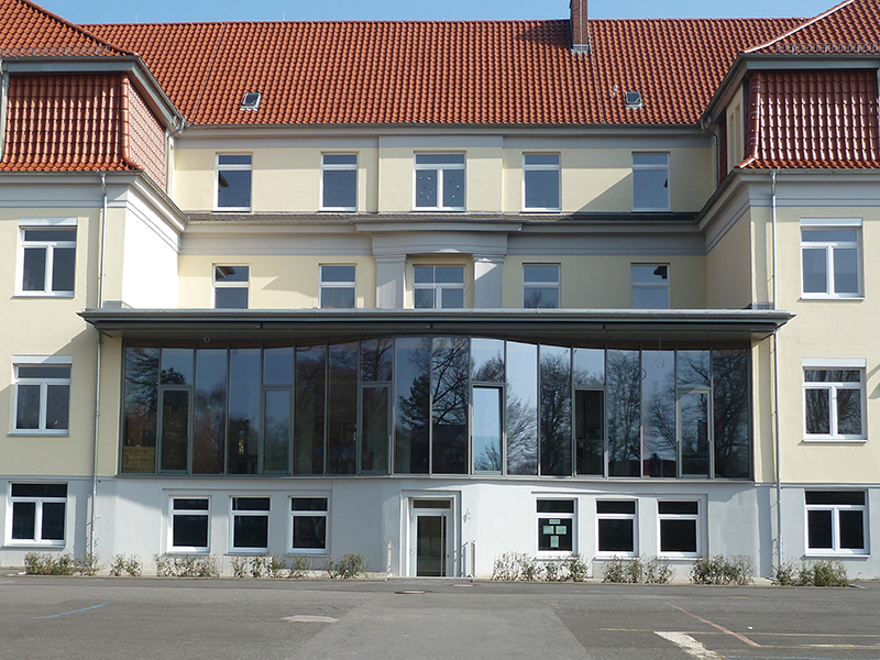 Barbara-Schule, Ahlen: Holz-Aluminium-Fassade in Wellenform, Absturzsicherung in Glas