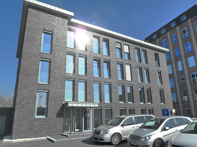 Allianz: Ansicht der Fassade, Kunststofffenster mit Glas-Absturzsicherung und Raffstoranlagen