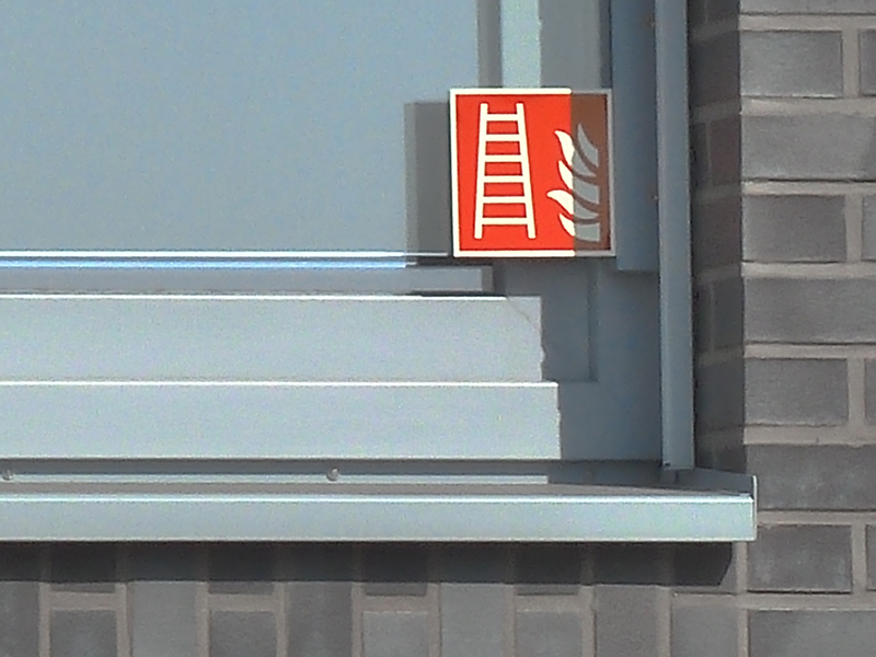 Allianz: Glas-Absturzsicherung mit Rettungskennzeichnung