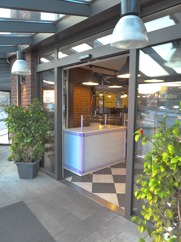 Backhaus Grobe, Dortmund: Eingang mit Automatik-Schiebetür