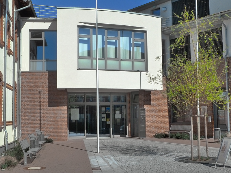 Rathaus, Alpen: Eingang mit Automatik-Schiebetür und Aluminiumfenster mit Kippflügel